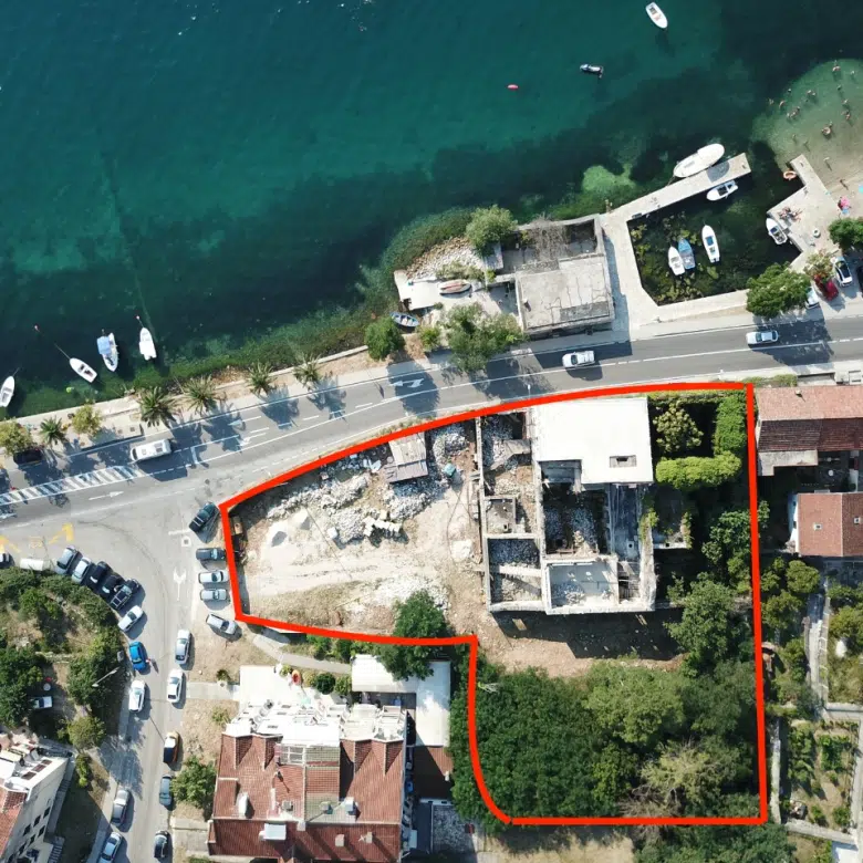 Land for Sale in Risan, Kotor – First Line to the Sea Exclusive land for sale in Risan, Kotor, positioned first line to the sea in one of Montenegro’s most breathtaking coastal locations. This prime waterfront plot offers a unique investment opportunity for luxury villas, a boutique hotel, or a private residence. Enjoy unobstructed Adriatic Sea views, a peaceful setting, and direct access to the shore. Located in the historic town of Risan, near Perast and Kotor Old Town, this property is ideal for real estate investment in Montenegro. Don’t miss out on this rare seafront land for sale