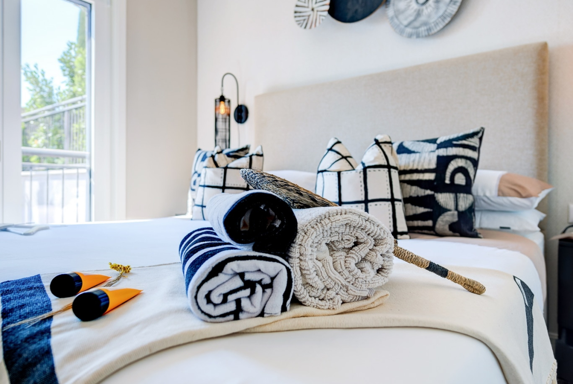 Centrale is an urban enclave that will become the anchor for everyday life in Luštica Bay, seamlessly connecting all the districts. Centrale is designed as a thriving destination to live, work and play, with vibrant streets, interesting architecture and a welcoming Piazza. This lively neighbourhood features bars, shops and restaurants and soon, an ambitious sports village. Centrale apartments oer a range of design alternatives plus customisation options, buyers can add a touch of personalisation to their home, making it a perfect haven for the entire family. Violet Investment, Montenegro, karadag yatirim.