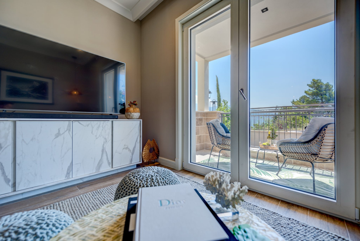 Centrale is an urban enclave that will become the anchor for everyday life in Luštica Bay, seamlessly connecting all the districts. Centrale is designed as a thriving destination to live, work and play, with vibrant streets, interesting architecture and a welcoming Piazza. This lively neighbourhood features bars, shops and restaurants and soon, an ambitious sports village. Centrale apartments oer a range of design alternatives plus customisation options, buyers can add a touch of personalisation to their home, making it a perfect haven for the entire family. Violet Investment, Montenegro, karadag yatirim.