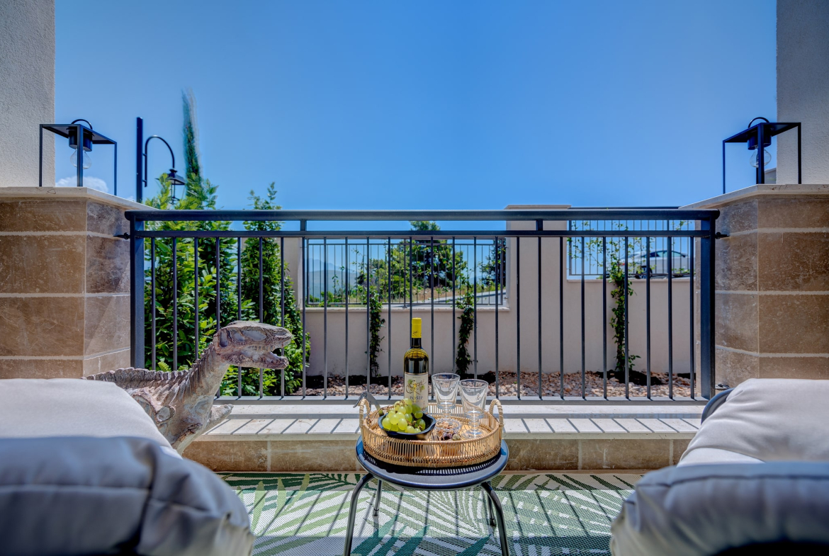 Centrale is an urban enclave that will become the anchor for everyday life in Luštica Bay, seamlessly connecting all the districts. Centrale is designed as a thriving destination to live, work and play, with vibrant streets, interesting architecture and a welcoming Piazza. This lively neighbourhood features bars, shops and restaurants and soon, an ambitious sports village. Centrale apartments oer a range of design alternatives plus customisation options, buyers can add a touch of personalisation to their home, making it a perfect haven for the entire family. Violet Investment, Montenegro, karadag yatirim.