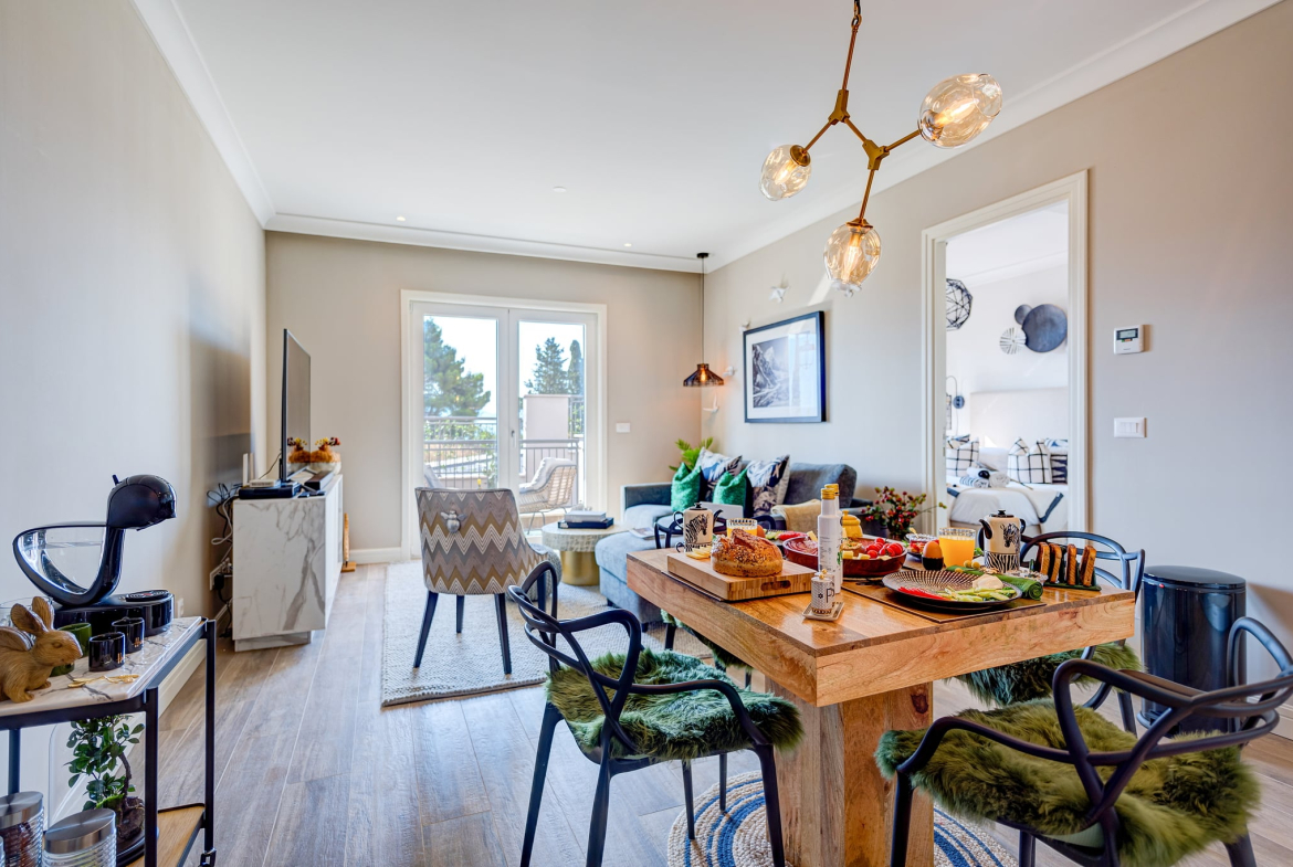 Centrale is an urban enclave that will become the anchor for everyday life in Luštica Bay, seamlessly connecting all the districts. Centrale is designed as a thriving destination to live, work and play, with vibrant streets, interesting architecture and a welcoming Piazza. This lively neighbourhood features bars, shops and restaurants and soon, an ambitious sports village. Centrale apartments oer a range of design alternatives plus customisation options, buyers can add a touch of personalisation to their home, making it a perfect haven for the entire family. Violet Investment, Montenegro, karadag yatirim.