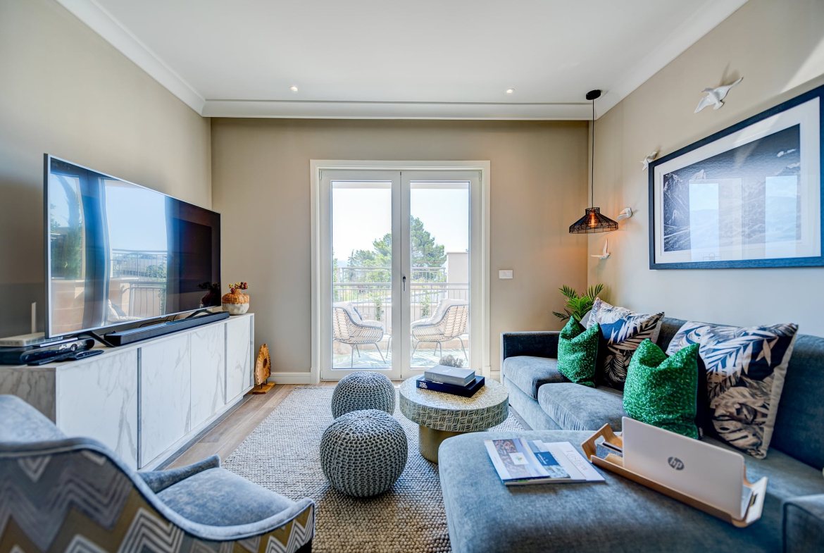 Centrale is an urban enclave that will become the anchor for everyday life in Luštica Bay, seamlessly connecting all the districts. Centrale is designed as a thriving destination to live, work and play, with vibrant streets, interesting architecture and a welcoming Piazza. This lively neighbourhood features bars, shops and restaurants and soon, an ambitious sports village. Centrale apartments oer a range of design alternatives plus customisation options, buyers can add a touch of personalisation to their home, making it a perfect haven for the entire family. Violet Investment, Montenegro, karadag yatirim.