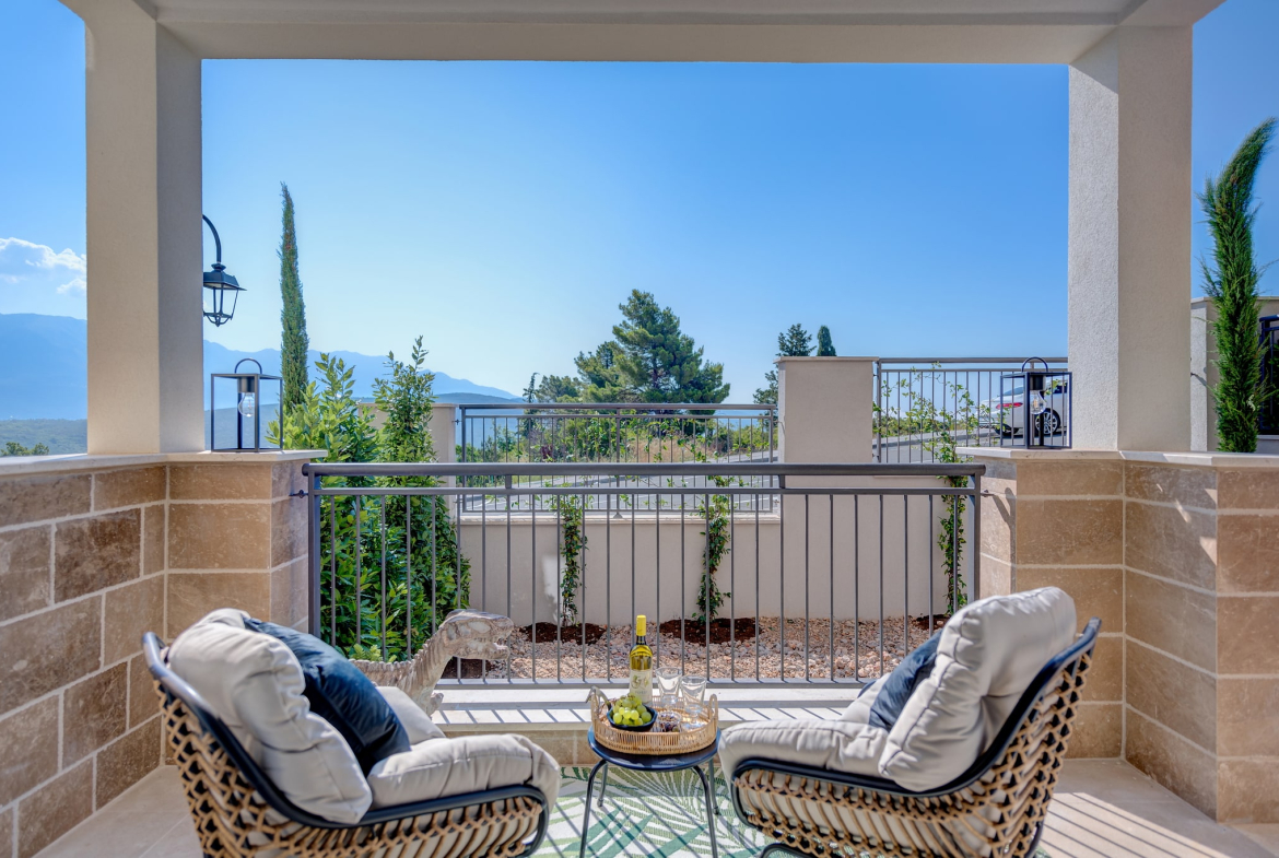 Centrale is an urban enclave that will become the anchor for everyday life in Luštica Bay, seamlessly connecting all the districts. Centrale is designed as a thriving destination to live, work and play, with vibrant streets, interesting architecture and a welcoming Piazza. This lively neighbourhood features bars, shops and restaurants and soon, an ambitious sports village. Centrale apartments oer a range of design alternatives plus customisation options, buyers can add a touch of personalisation to their home, making it a perfect haven for the entire family. Violet Investment, Montenegro, karadag yatirim.