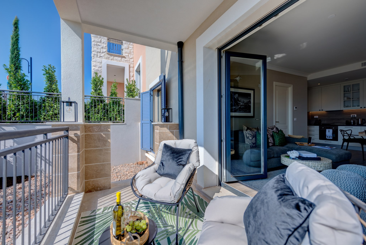 Centrale is an urban enclave that will become the anchor for everyday life in Luštica Bay, seamlessly connecting all the districts. Centrale is designed as a thriving destination to live, work and play, with vibrant streets, interesting architecture and a welcoming Piazza. This lively neighbourhood features bars, shops and restaurants and soon, an ambitious sports village. Centrale apartments oer a range of design alternatives plus customisation options, buyers can add a touch of personalisation to their home, making it a perfect haven for the entire family. Violet Investment, Montenegro, karadag yatirim.