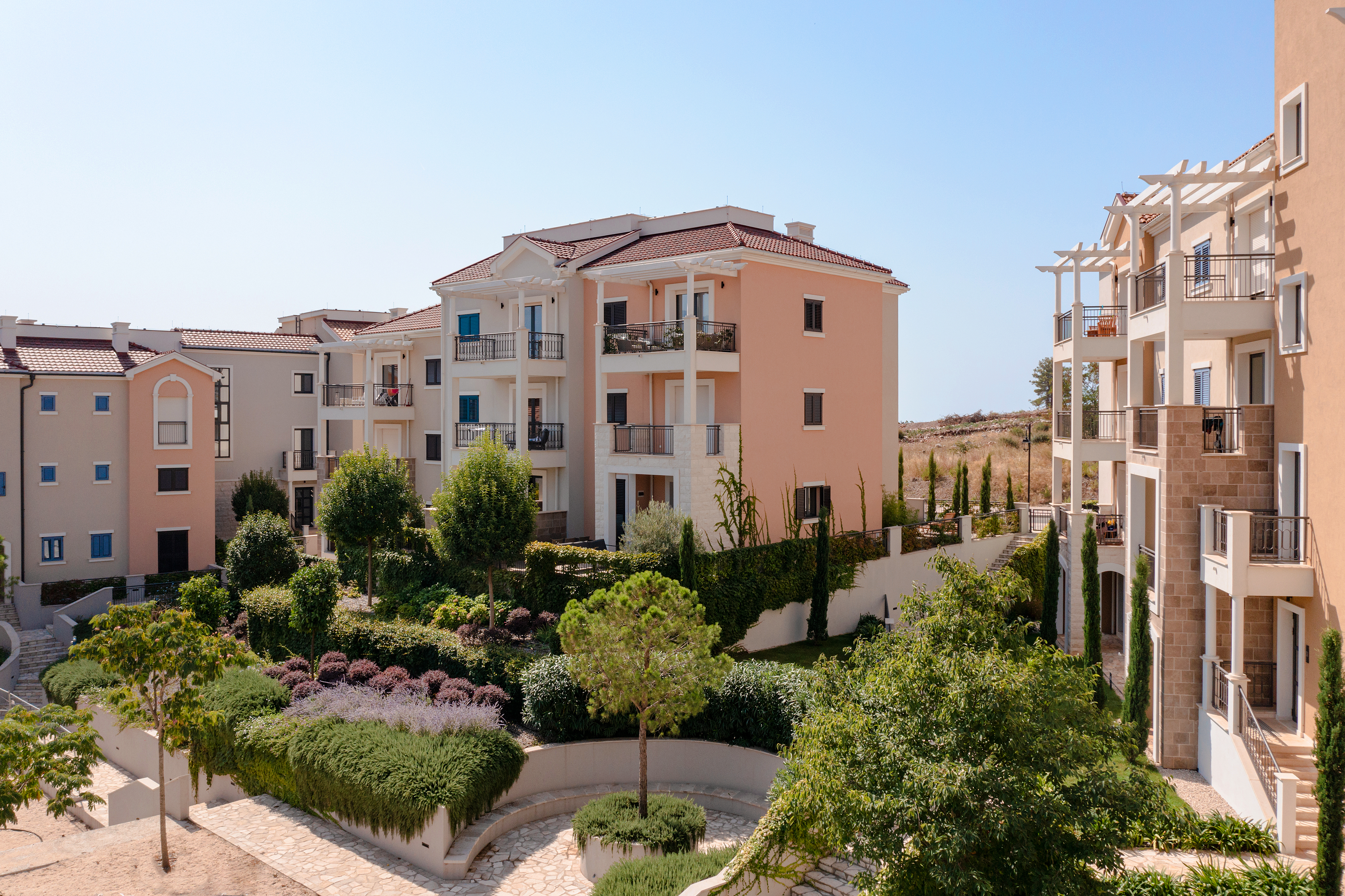 Centrale is an urban enclave that will become the anchor for everyday life in Luštica Bay, seamlessly connecting all the districts. Centrale is designed as a thriving destination to live, work and play, with vibrant streets, interesting architecture and a welcoming Piazza. This lively neighbourhood features bars, shops and restaurants and soon, an ambitious sports village. Centrale apartments oer a range of design alternatives plus customisation options, buyers can add a touch of personalisation to their home, making it a perfect haven for the entire family. Violet Investment, Montenegro, karadag yatirim.