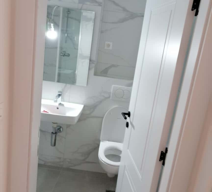 864
