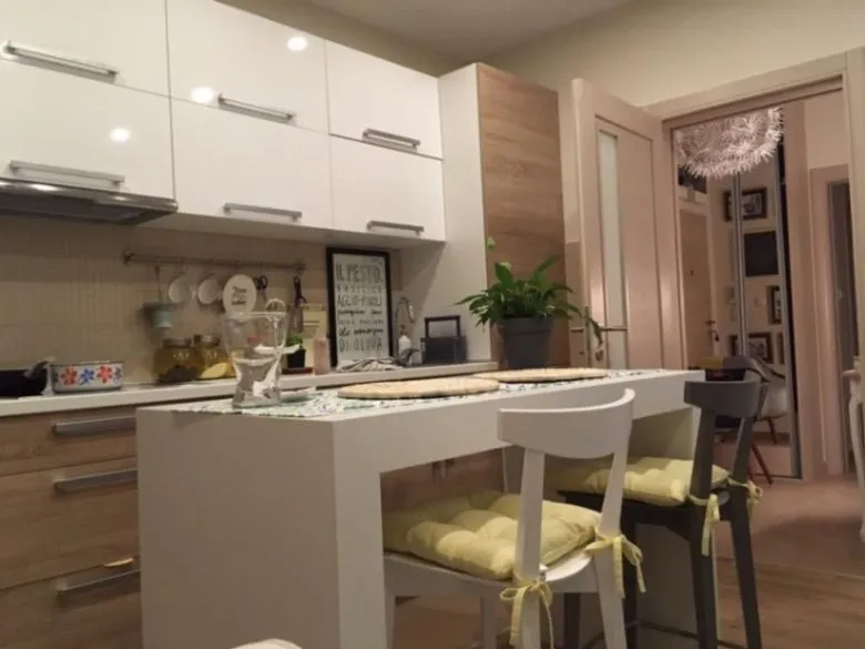 two-bedroom apartment prime location, compact 2-bedroom for sale, apartment with private parking, CCTV apartment for sale, barrier access parking, clean title 1/1 ownership, investment apartment Montenegro, buy-to-let apartment, secure building apartment, city-centre apartment for sale, dvosoban stan vrhunska lokacija, manji dvosoban stan prodaja, stan sa privatnim parkingom, video nadzor, rampa parking, 1/1 vlasništvo stan, investicioni stan, stan za izdavanje, violet investment