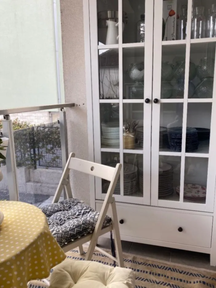 two-bedroom apartment prime location, compact 2-bedroom for sale, apartment with private parking, CCTV apartment for sale, barrier access parking, clean title 1/1 ownership, investment apartment Montenegro, buy-to-let apartment, secure building apartment, city-centre apartment for sale, dvosoban stan vrhunska lokacija, manji dvosoban stan prodaja, stan sa privatnim parkingom, video nadzor, rampa parking, 1/1 vlasništvo stan, investicioni stan, stan za izdavanje, violet investment