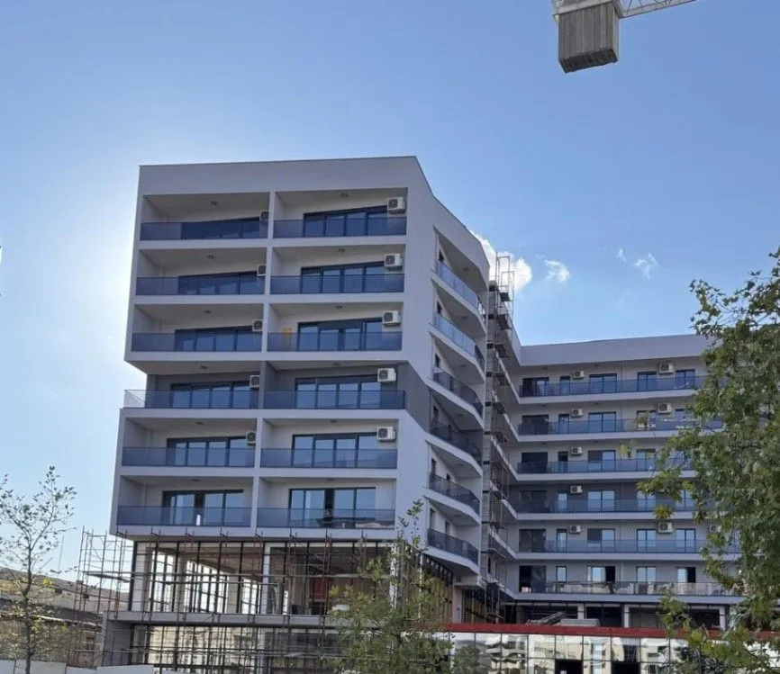 investment apartment Podgorica, buy-to-let Podgorica, rental yield Podgorica, investment property for sale Podgorica, high ROI apartment Podgorica, apartment for sale Podgorica center, Ulica 4. jula apartment for sale, luxury apartment Podgorica city centre, mixed-use building Podgorica, 2 bedroom apartment for sale Podgorica, south-facing apartment Podgorica, fourth-floor apartment Podgorica, dual access apartment Podgorica, apartment above shopping center Podgorica, walk-in wardrobe apartment Podgorica, new build apartment Podgorica, investicioni stan Podgorica, stan za investiciju Podgorica, prinos od izdavanja Podgorica, povrat na ulaganje Podgorica, dvosoban stan prodaja Podgorica, luksuzna zgrada Podgorica centar, novogradnja Podgorica, Ulica 4. jula stan prodaja, južna orijentacija stan, stan četvrti sprat lift, dva kupatila i garderober, violet investment