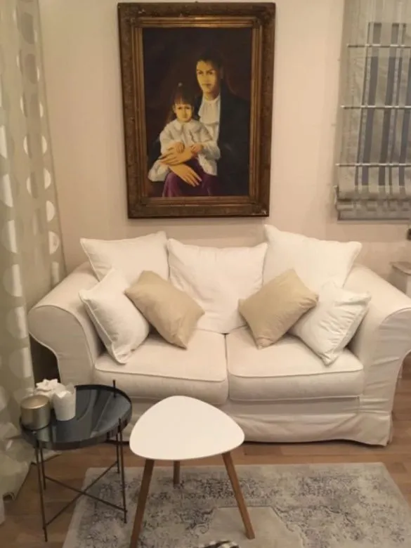 two-bedroom apartment prime location, compact 2-bedroom for sale, apartment with private parking, CCTV apartment for sale, barrier access parking, clean title 1/1 ownership, investment apartment Montenegro, buy-to-let apartment, secure building apartment, city-centre apartment for sale, dvosoban stan vrhunska lokacija, manji dvosoban stan prodaja, stan sa privatnim parkingom, video nadzor, rampa parking, 1/1 vlasništvo stan, investicioni stan, stan za izdavanje, violet investment