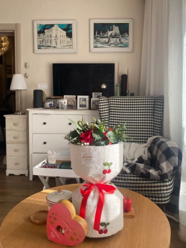 two-bedroom apartment prime location, compact 2-bedroom for sale, apartment with private parking, CCTV apartment for sale, barrier access parking, clean title 1/1 ownership, investment apartment Montenegro, buy-to-let apartment, secure building apartment, city-centre apartment for sale, dvosoban stan vrhunska lokacija, manji dvosoban stan prodaja, stan sa privatnim parkingom, video nadzor, rampa parking, 1/1 vlasništvo stan, investicioni stan, stan za izdavanje, violet investment