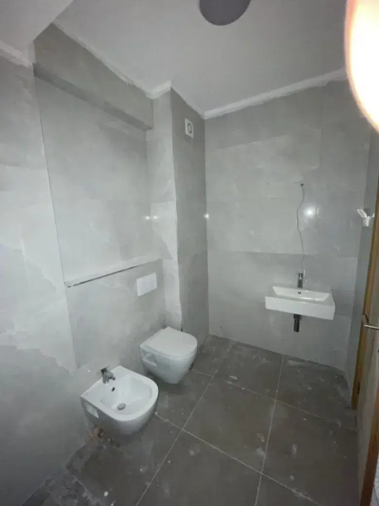 investment apartment Podgorica, buy-to-let Podgorica, rental yield Podgorica, investment property for sale Podgorica, high ROI apartment Podgorica, apartment for sale Podgorica center, Ulica 4. jula apartment for sale, luxury apartment Podgorica city centre, mixed-use building Podgorica, 2 bedroom apartment for sale Podgorica, south-facing apartment Podgorica, fourth-floor apartment Podgorica, dual access apartment Podgorica, apartment above shopping center Podgorica, walk-in wardrobe apartment Podgorica, new build apartment Podgorica, investicioni stan Podgorica, stan za investiciju Podgorica, prinos od izdavanja Podgorica, povrat na ulaganje Podgorica, dvosoban stan prodaja Podgorica, luksuzna zgrada Podgorica centar, novogradnja Podgorica, Ulica 4. jula stan prodaja, južna orijentacija stan, stan četvrti sprat lift, dva kupatila i garderober, violet investment