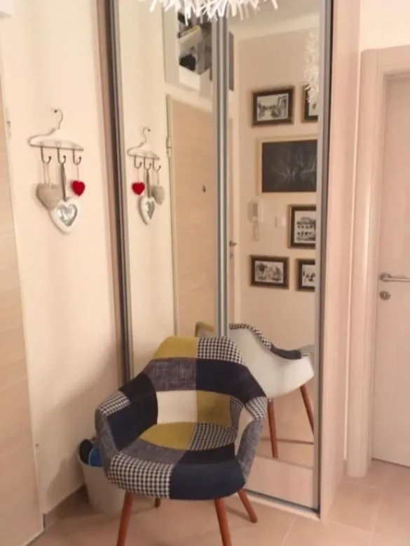 two-bedroom apartment prime location, compact 2-bedroom for sale, apartment with private parking, CCTV apartment for sale, barrier access parking, clean title 1/1 ownership, investment apartment Montenegro, buy-to-let apartment, secure building apartment, city-centre apartment for sale, dvosoban stan vrhunska lokacija, manji dvosoban stan prodaja, stan sa privatnim parkingom, video nadzor, rampa parking, 1/1 vlasništvo stan, investicioni stan, stan za izdavanje, violet investment