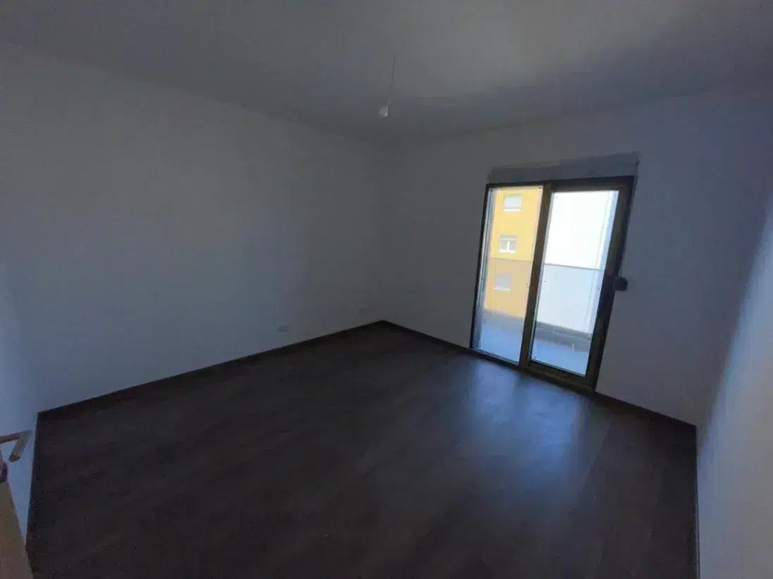 investment apartment Podgorica, buy-to-let Podgorica, rental yield Podgorica, investment property for sale Podgorica, high ROI apartment Podgorica, apartment for sale Podgorica center, Ulica 4. jula apartment for sale, luxury apartment Podgorica city centre, mixed-use building Podgorica, 2 bedroom apartment for sale Podgorica, south-facing apartment Podgorica, fourth-floor apartment Podgorica, dual access apartment Podgorica, apartment above shopping center Podgorica, walk-in wardrobe apartment Podgorica, new build apartment Podgorica, investicioni stan Podgorica, stan za investiciju Podgorica, prinos od izdavanja Podgorica, povrat na ulaganje Podgorica, dvosoban stan prodaja Podgorica, luksuzna zgrada Podgorica centar, novogradnja Podgorica, Ulica 4. jula stan prodaja, južna orijentacija stan, stan četvrti sprat lift, dva kupatila i garderober, violet investment