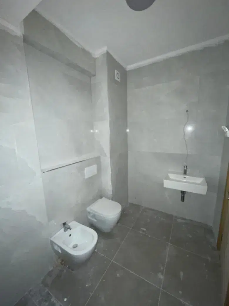 investment apartment Podgorica, buy-to-let Podgorica, rental yield Podgorica, investment property for sale Podgorica, high ROI apartment Podgorica, apartment for sale Podgorica center, Ulica 4. jula apartment for sale, luxury apartment Podgorica city centre, mixed-use building Podgorica, 2 bedroom apartment for sale Podgorica, south-facing apartment Podgorica, fourth-floor apartment Podgorica, dual access apartment Podgorica, apartment above shopping center Podgorica, walk-in wardrobe apartment Podgorica, new build apartment Podgorica, investicioni stan Podgorica, stan za investiciju Podgorica, prinos od izdavanja Podgorica, povrat na ulaganje Podgorica, dvosoban stan prodaja Podgorica, luksuzna zgrada Podgorica centar, novogradnja Podgorica, Ulica 4. jula stan prodaja, južna orijentacija stan, stan četvrti sprat lift, dva kupatila i garderober, violet investment