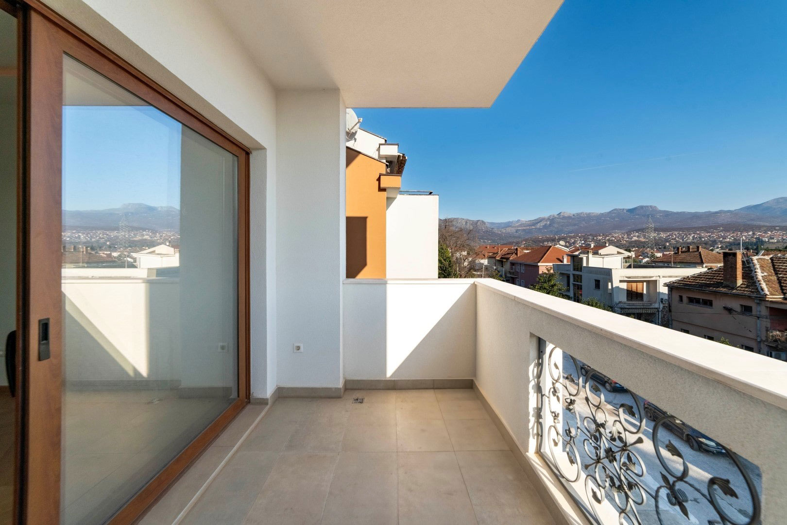 orica c apartment for sale, luxury apartment podgorica, 3 bedroom 142 m2, gated building 8 apartments, underground garage 3 parking, stone facade aluminum joinery, embassy district podgorica,violet investment, karadag da yatirim, podgorica real estate, podgorica apartment for sale