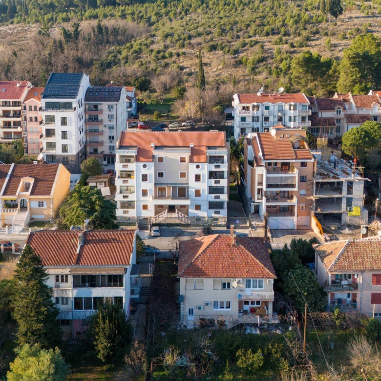 orica c apartment for sale, luxury apartment podgorica, 3 bedroom 142 m2, gated building 8 apartments, underground garage 3 parking, stone facade aluminum joinery, embassy district podgorica,violet investment, karadag da yatirim, podgorica real estate, podgorica apartment for sale