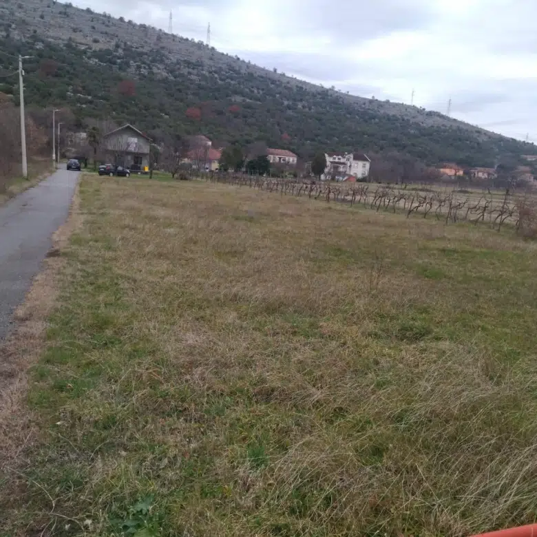 For Sale – Building Plot in Tološi (942 m², divisible, with utilities)