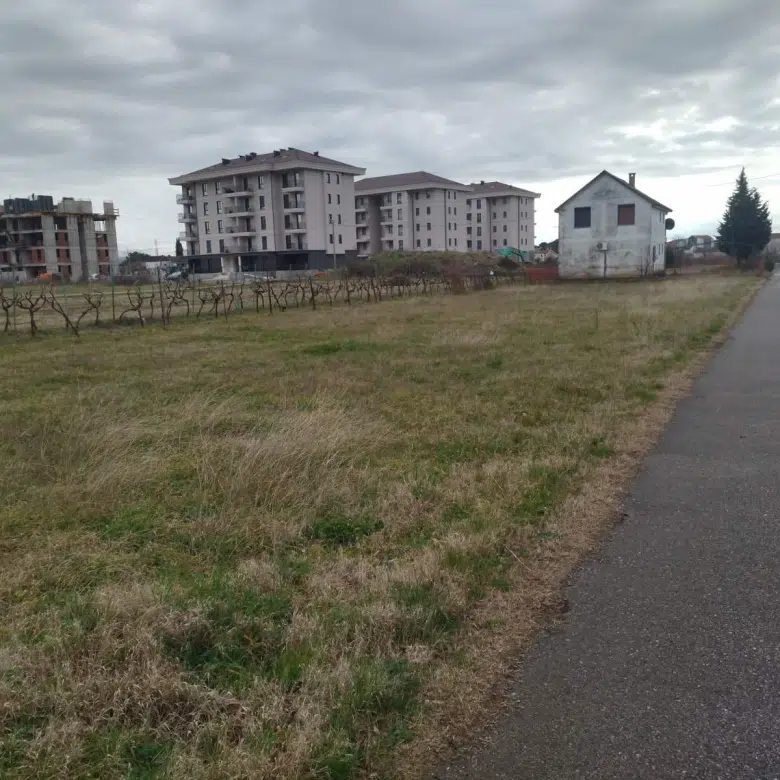 For Sale – Building Plot in Tološi (942 m², divisible, with utilities)