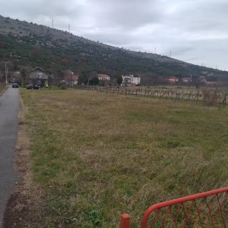 For Sale – Building Plot in Tološi (942 m², divisible, with utilities)