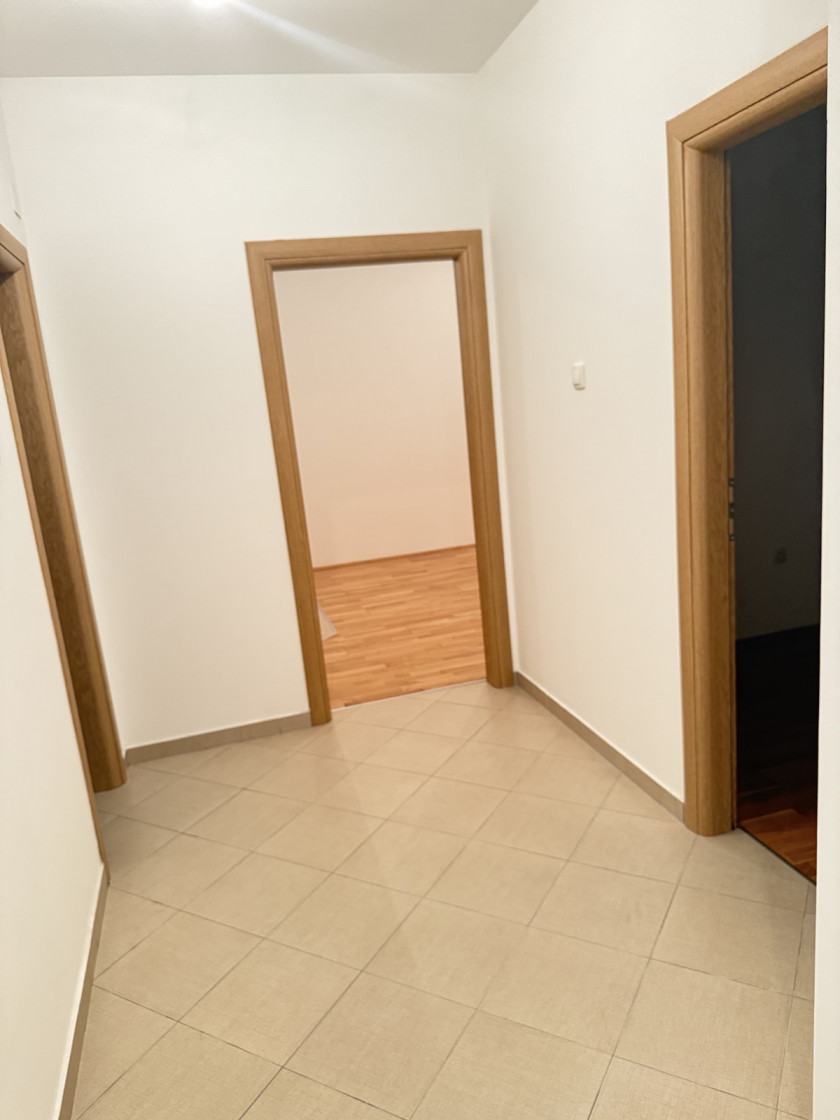 apartment for sale Podgorica, one bedroom apartment Podgorica, Ljubović apartment for sale, Aleksandra Divajna 1 Podgorica, Gradnja Promet building, 49 m2 apartment Podgorica, apartment with garage Podgorica, underground parking Podgorica, air conditioned apartment Podgorica, terrace apartment Podgorica, energy label B apartment, investment apartment Podgorica, rented apartment for sale Podgorica, quiet neighborhood Ljubović, near Capital Plaza Podgorica, near Delta City Podgorica, nekretnine Podgorica prodaja, jednosoban stan Ljubović, stan sa garažnim mjestom Podgorica, stan u novijoj zgradi Podgorica