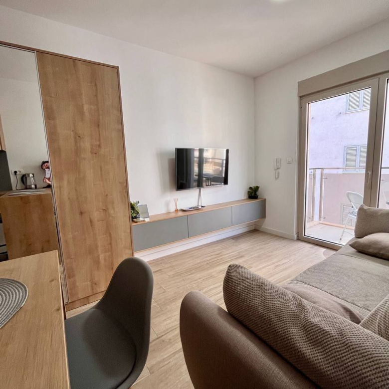 Modern Furnished Studio with Pool, 4 Minutes to the Beach – Casa di Sofia, Bečići