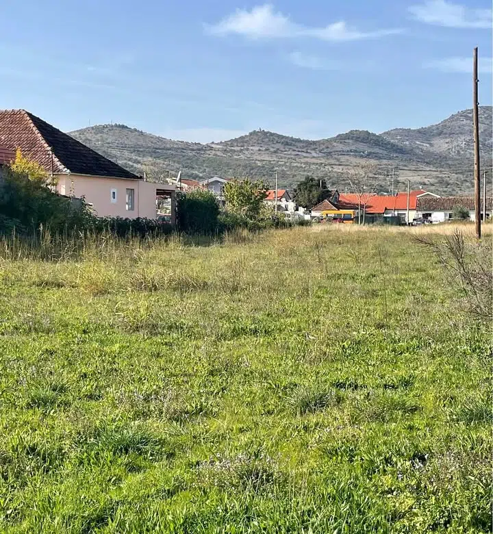 land for sale Donji Kokoti, 1832 m2 plot Podgorica, land with main road access Podgorica, building land Donji Kokoti, mixed-use land Podgorica, residential or commercial land Montenegro, investment land Donji Kokoti, plot for house or building Podgorica, flat plot for construction, zemljište na prodaju Donji Kokoti, plac 1832m2 Podgorica, plac sa izlazom na glavnu ulicu, građevinsko zemljište 65e po m2, investicioni plac Podgorica, plac za stambeno-poslovni objekat Donji Kokoti, violet investment, violet investment montenegro