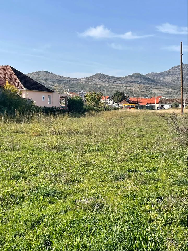 land for sale Donji Kokoti, 1832 m2 plot Podgorica, land with main road access Podgorica, building land Donji Kokoti, mixed-use land Podgorica, residential or commercial land Montenegro, investment land Donji Kokoti, plot for house or building Podgorica, flat plot for construction, zemljište na prodaju Donji Kokoti, plac 1832m2 Podgorica, plac sa izlazom na glavnu ulicu, građevinsko zemljište 65e po m2, investicioni plac Podgorica, plac za stambeno-poslovni objekat Donji Kokoti, violet investment, violet investment montenegro