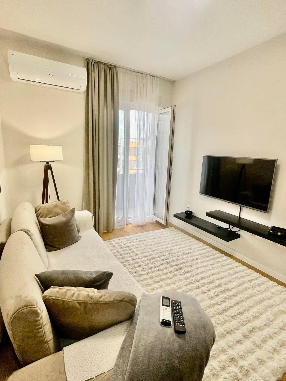 central point podgorica rent, 1 bedroom apartment podgorica, one room apartment podgorica, 40m2 apartment podgorica, apartment with terrace podgorica, elevator building podgorica, long term rental podgorica, fully equipped apartment podgorica, near city mall podgorica, big fashion podgorica, no pets apartment podgorica, central point stan izdavanje, violet investment,podgorica apartment, apartment for rent in podgorica, karadag