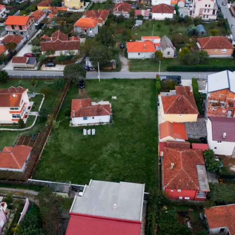 land for sale Tološi, urbanized land Podgorica, building plot Tološi Podgorica, 1475 m2 land Podgorica, Tivatska 3 Podgorica, land near Block 9, residential land Podgorica, plot with house Podgorica, land with urban-technical conditions, land for residential building Podgorica, land for family villa Podgorica, investment land Podgorica, quiet family neighborhood Tološi, nekretnine Podgorica prodaja, urbanizovan plac Tološi, građevinsko zemljište Podgorica, plac sa kućom Podgorica, zemljište za gradnju stambene zgrade, plac blizu vrtića i škola Podgorica, violet investment, violet investment montenegro