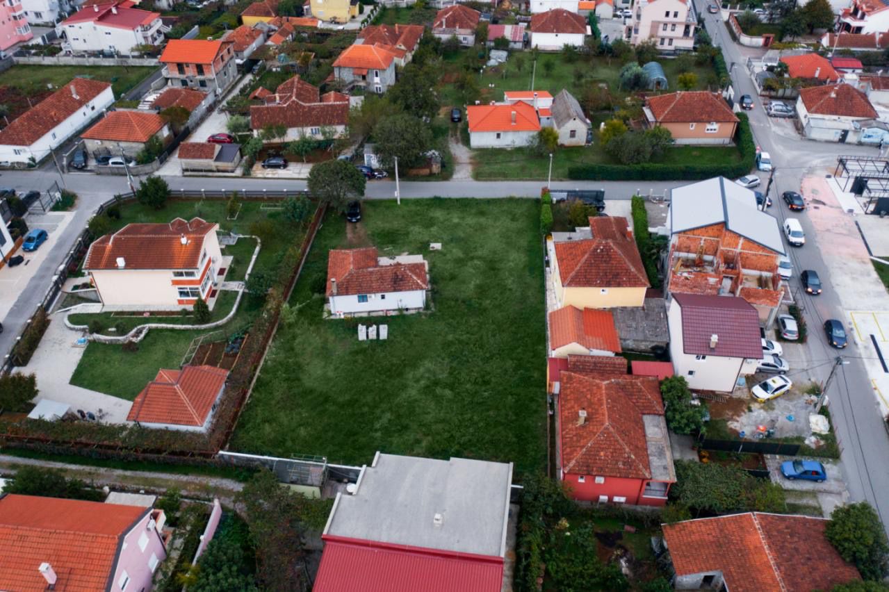 land for sale Tološi, urbanized land Podgorica, building plot Tološi Podgorica, 1475 m2 land Podgorica, Tivatska 3 Podgorica, land near Block 9, residential land Podgorica, plot with house Podgorica, land with urban-technical conditions, land for residential building Podgorica, land for family villa Podgorica, investment land Podgorica, quiet family neighborhood Tološi, nekretnine Podgorica prodaja, urbanizovan plac Tološi, građevinsko zemljište Podgorica, plac sa kućom Podgorica, zemljište za gradnju stambene zgrade, plac blizu vrtića i škola Podgorica, violet investment, violet investment montenegro