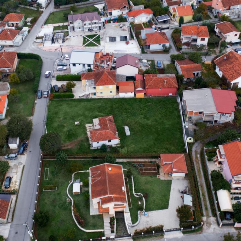 land for sale Tološi, urbanized land Podgorica, building plot Tološi Podgorica, 1475 m2 land Podgorica, Tivatska 3 Podgorica, land near Block 9, residential land Podgorica, plot with house Podgorica, land with urban-technical conditions, land for residential building Podgorica, land for family villa Podgorica, investment land Podgorica, quiet family neighborhood Tološi, nekretnine Podgorica prodaja, urbanizovan plac Tološi, građevinsko zemljište Podgorica, plac sa kućom Podgorica, zemljište za gradnju stambene zgrade, plac blizu vrtića i škola Podgorica, violet investment, violet investment montenegro