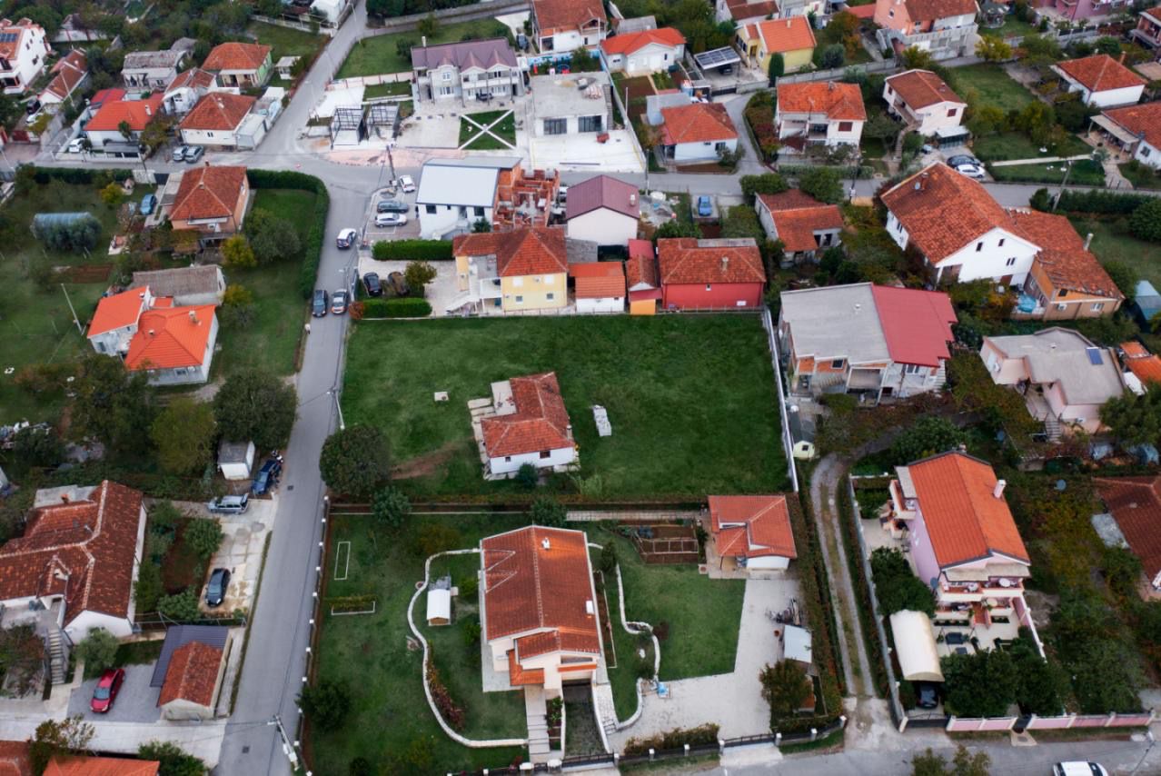 land for sale Tološi, urbanized land Podgorica, building plot Tološi Podgorica, 1475 m2 land Podgorica, Tivatska 3 Podgorica, land near Block 9, residential land Podgorica, plot with house Podgorica, land with urban-technical conditions, land for residential building Podgorica, land for family villa Podgorica, investment land Podgorica, quiet family neighborhood Tološi, nekretnine Podgorica prodaja, urbanizovan plac Tološi, građevinsko zemljište Podgorica, plac sa kućom Podgorica, zemljište za gradnju stambene zgrade, plac blizu vrtića i škola Podgorica, violet investment, violet investment montenegro