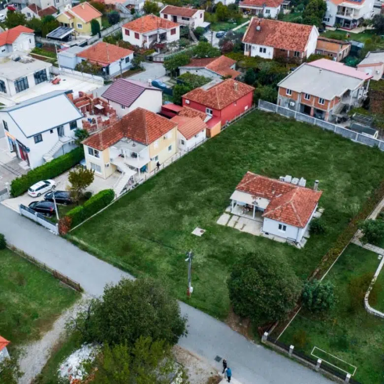 land for sale Tološi, urbanized land Podgorica, building plot Tološi Podgorica, 1475 m2 land Podgorica, Tivatska 3 Podgorica, land near Block 9, residential land Podgorica, plot with house Podgorica, land with urban-technical conditions, land for residential building Podgorica, land for family villa Podgorica, investment land Podgorica, quiet family neighborhood Tološi, nekretnine Podgorica prodaja, urbanizovan plac Tološi, građevinsko zemljište Podgorica, plac sa kućom Podgorica, zemljište za gradnju stambene zgrade, plac blizu vrtića i škola Podgorica, violet investment, violet investment montenegro