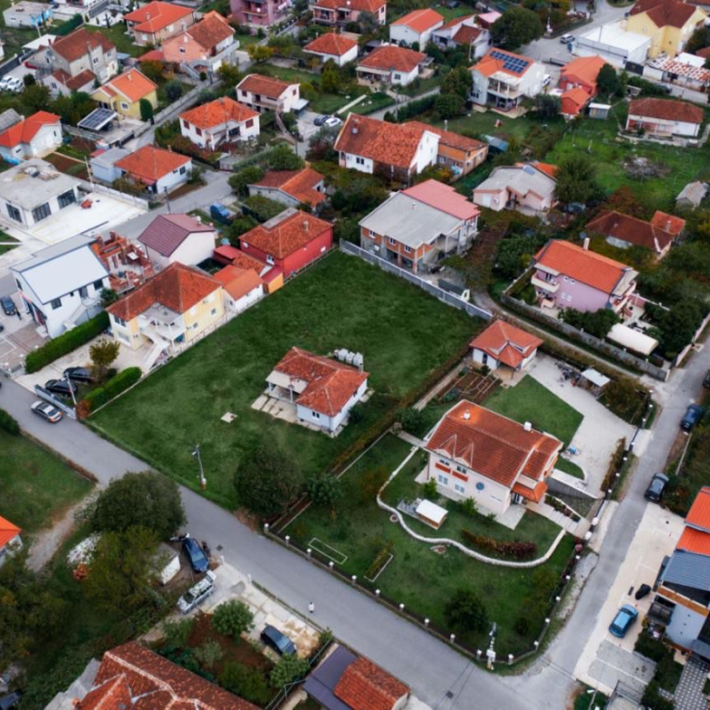 land for sale Tološi, urbanized land Podgorica, building plot Tološi Podgorica, 1475 m2 land Podgorica, Tivatska 3 Podgorica, land near Block 9, residential land Podgorica, plot with house Podgorica, land with urban-technical conditions, land for residential building Podgorica, land for family villa Podgorica, investment land Podgorica, quiet family neighborhood Tološi, nekretnine Podgorica prodaja, urbanizovan plac Tološi, građevinsko zemljište Podgorica, plac sa kućom Podgorica, zemljište za gradnju stambene zgrade, plac blizu vrtića i škola Podgorica, violet investment, violet investment montenegro