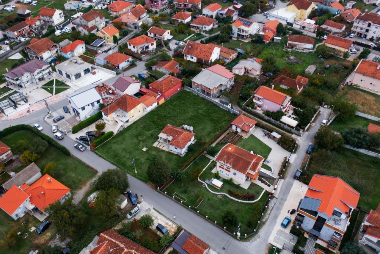 land for sale Tološi, urbanized land Podgorica, building plot Tološi Podgorica, 1475 m2 land Podgorica, Tivatska 3 Podgorica, land near Block 9, residential land Podgorica, plot with house Podgorica, land with urban-technical conditions, land for residential building Podgorica, land for family villa Podgorica, investment land Podgorica, quiet family neighborhood Tološi, nekretnine Podgorica prodaja, urbanizovan plac Tološi, građevinsko zemljište Podgorica, plac sa kućom Podgorica, zemljište za gradnju stambene zgrade, plac blizu vrtića i škola Podgorica, violet investment, violet investment montenegro