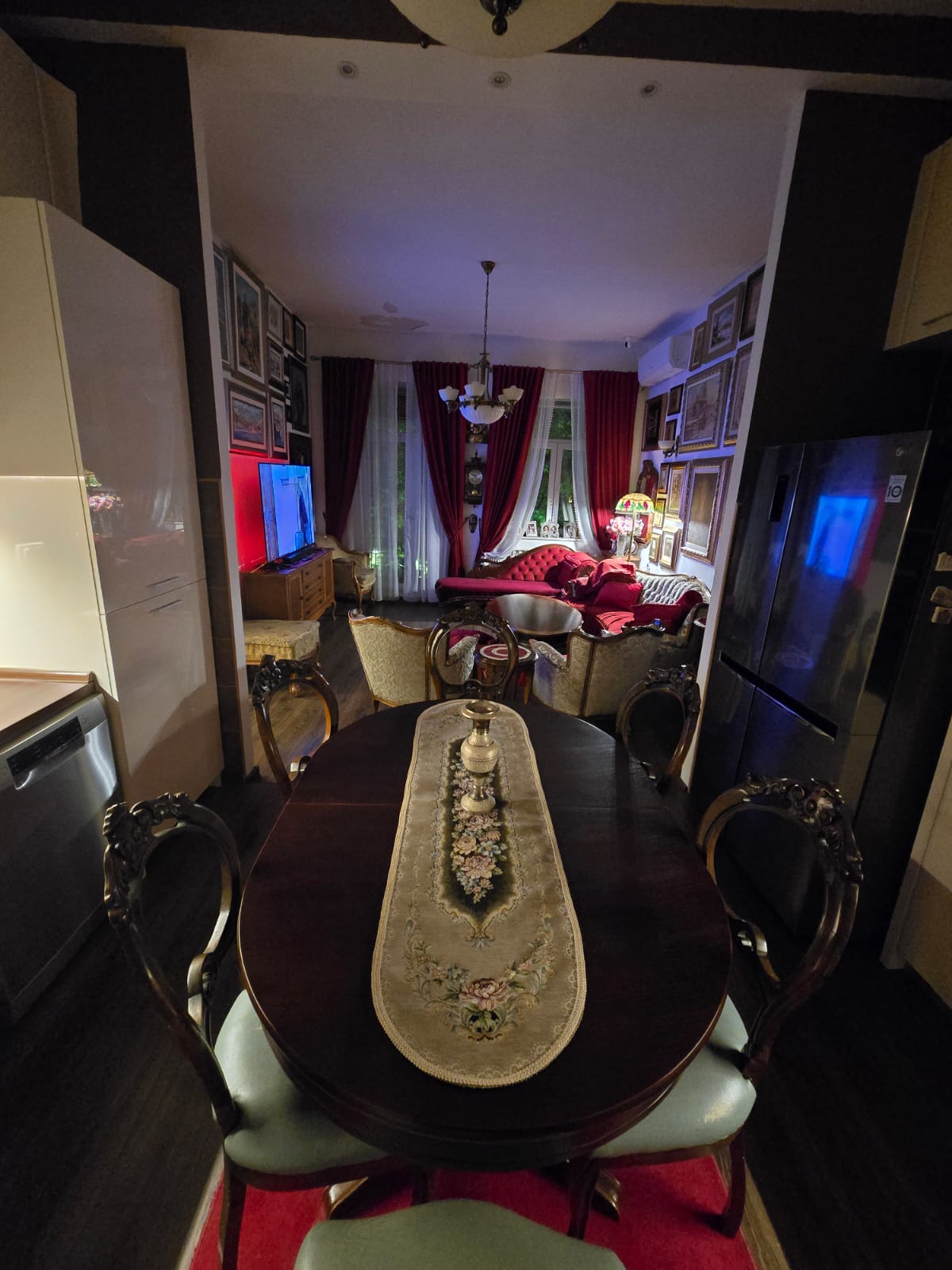 apartment for sale Danilovgrad, exclusive apartment in house, central Danilovgrad property, 100 m2 apartment with yard, renovated apartment Danilovgrad, high ceilings 3.3 m, private entrance apartment Montenegro, home with central heating and inverter AC, property with auxiliary building, mixed residential business potential Danilovgrad, house with additional technical space, security cameras and videophone home, nekretnine Danilovgrad prodaja, stan u kući centar Danilovgrada, renoviran stan sa dvorištem, ekskluzivna nekretnina Danilovgrad, mogućnost kupovine poslovnog prostora uz stan, violet investment, violet investment montenegro