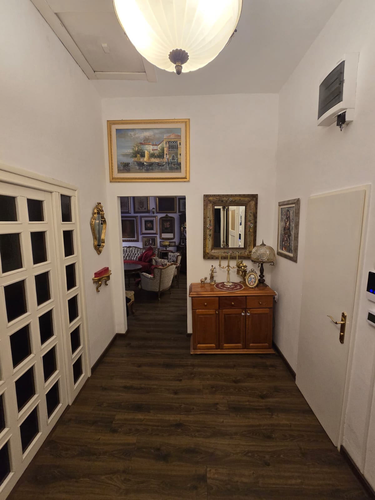 apartment for sale Danilovgrad, exclusive apartment in house, central Danilovgrad property, 100 m2 apartment with yard, renovated apartment Danilovgrad, high ceilings 3.3 m, private entrance apartment Montenegro, home with central heating and inverter AC, property with auxiliary building, mixed residential business potential Danilovgrad, house with additional technical space, security cameras and videophone home, nekretnine Danilovgrad prodaja, stan u kući centar Danilovgrada, renoviran stan sa dvorištem, ekskluzivna nekretnina Danilovgrad, mogućnost kupovine poslovnog prostora uz stan, violet investment, violet investment montenegro