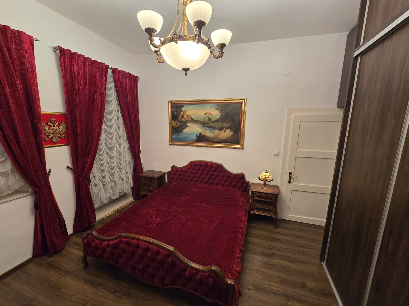 apartment for sale Danilovgrad, exclusive apartment in house, central Danilovgrad property, 100 m2 apartment with yard, renovated apartment Danilovgrad, high ceilings 3.3 m, private entrance apartment Montenegro, home with central heating and inverter AC, property with auxiliary building, mixed residential business potential Danilovgrad, house with additional technical space, security cameras and videophone home, nekretnine Danilovgrad prodaja, stan u kući centar Danilovgrada, renoviran stan sa dvorištem, ekskluzivna nekretnina Danilovgrad, mogućnost kupovine poslovnog prostora uz stan, violet investment, violet investment montenegro