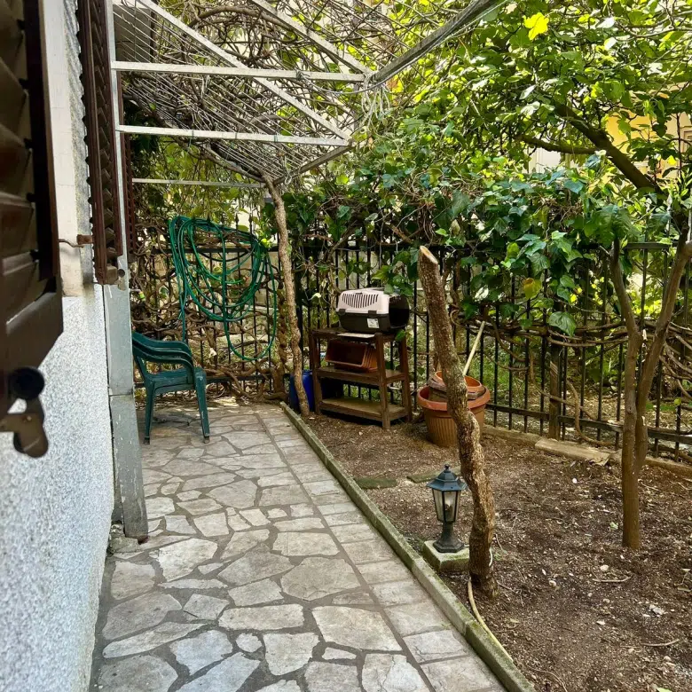 Bright 1-Bedroom Apartment with Terrace & Courtyard – Velji Vinogradi, Budva