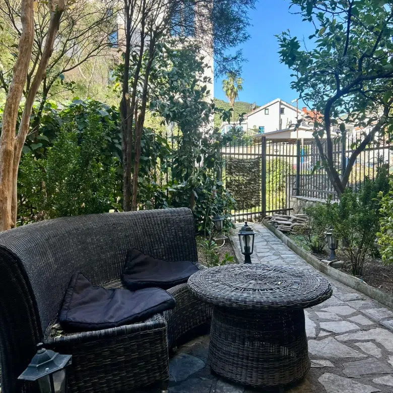 Bright 1-Bedroom Apartment with Terrace & Courtyard – Velji Vinogradi, Budva