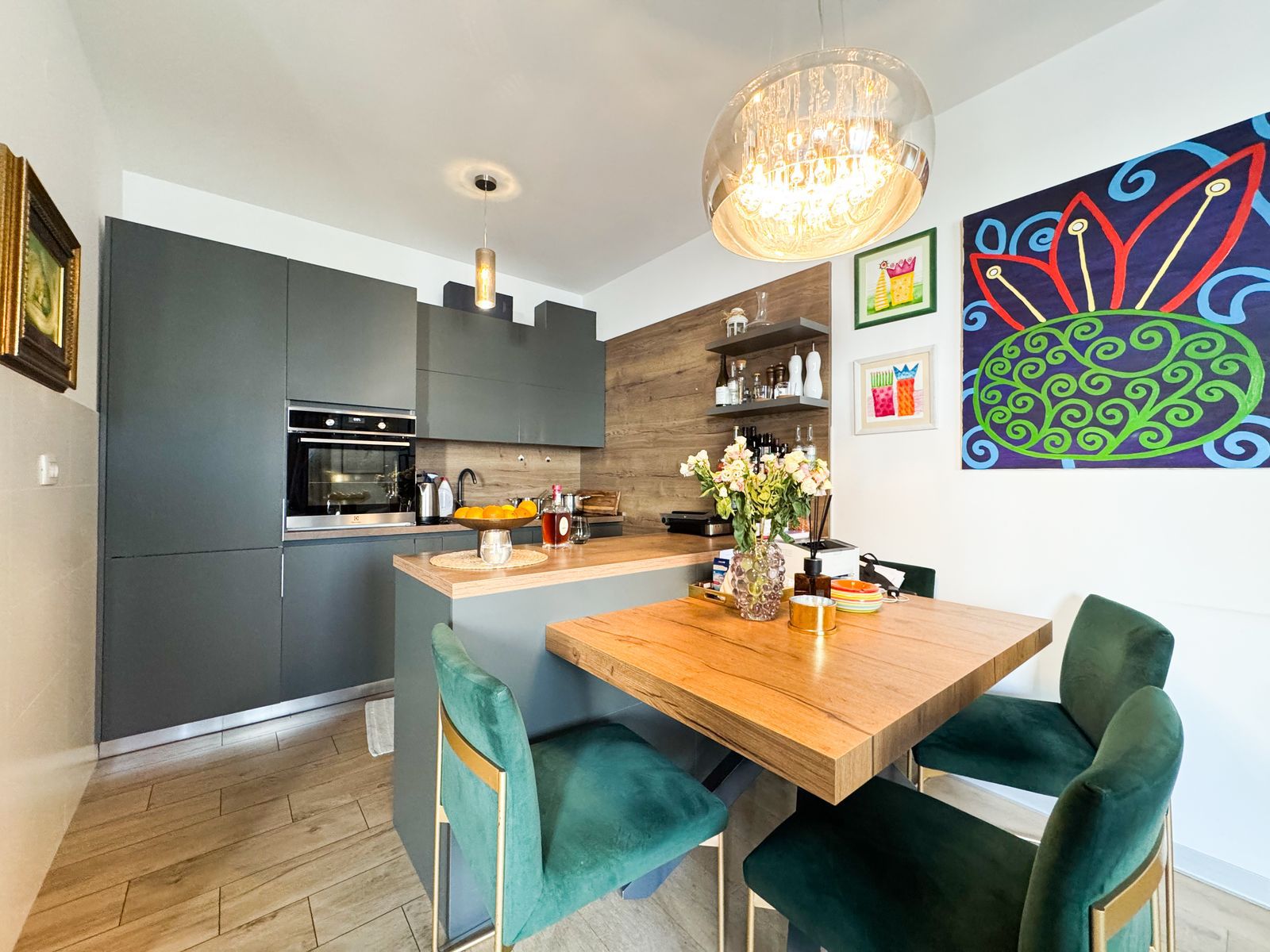 two bedroom apartment for sale, 2 bedroom flat new building, furnished apartment for sale, 63 m2 apartment, first floor apartment with elevator, apartment with garage space, private garage parking, new construction 2019 apartment, parquet flooring apartment, northeast oriented apartment, electric heating apartment, registered property for sale, modern apartment with lift, namješten dvosoban stan prodaja, novogradnja stan sa garažom, stan u zgradi sa liftom, dvosoban stan 63m2, uknjižen stan novogradnja,violet investment,violet investment montenegro