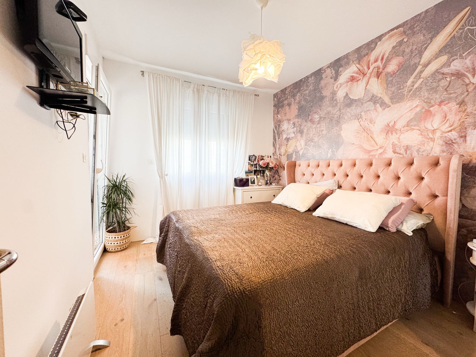 two bedroom apartment for sale, 2 bedroom flat new building, furnished apartment for sale, 63 m2 apartment, first floor apartment with elevator, apartment with garage space, private garage parking, new construction 2019 apartment, parquet flooring apartment, northeast oriented apartment, electric heating apartment, registered property for sale, modern apartment with lift, namješten dvosoban stan prodaja, novogradnja stan sa garažom, stan u zgradi sa liftom, dvosoban stan 63m2, uknjižen stan novogradnja,violet investment,violet investment montenegro