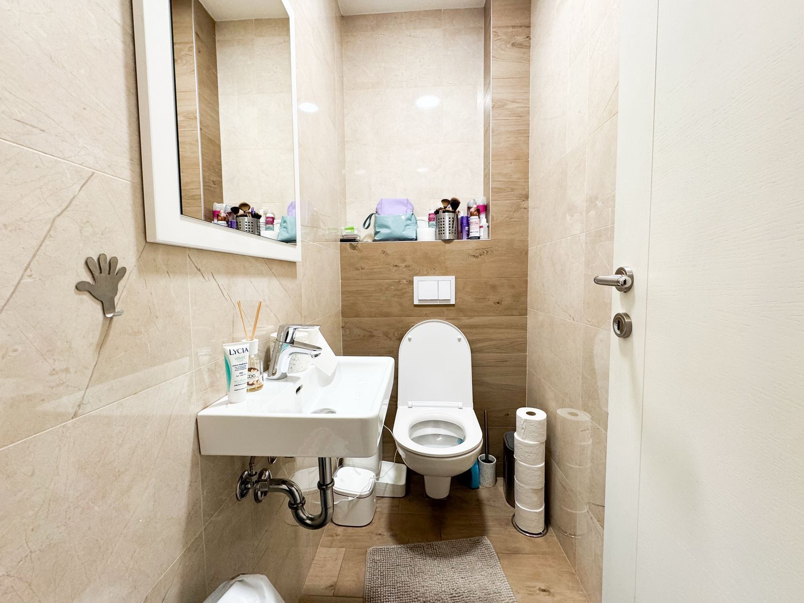 two bedroom apartment for sale, 2 bedroom flat new building, furnished apartment for sale, 63 m2 apartment, first floor apartment with elevator, apartment with garage space, private garage parking, new construction 2019 apartment, parquet flooring apartment, northeast oriented apartment, electric heating apartment, registered property for sale, modern apartment with lift, namješten dvosoban stan prodaja, novogradnja stan sa garažom, stan u zgradi sa liftom, dvosoban stan 63m2, uknjižen stan novogradnja,violet investment,violet investment montenegro