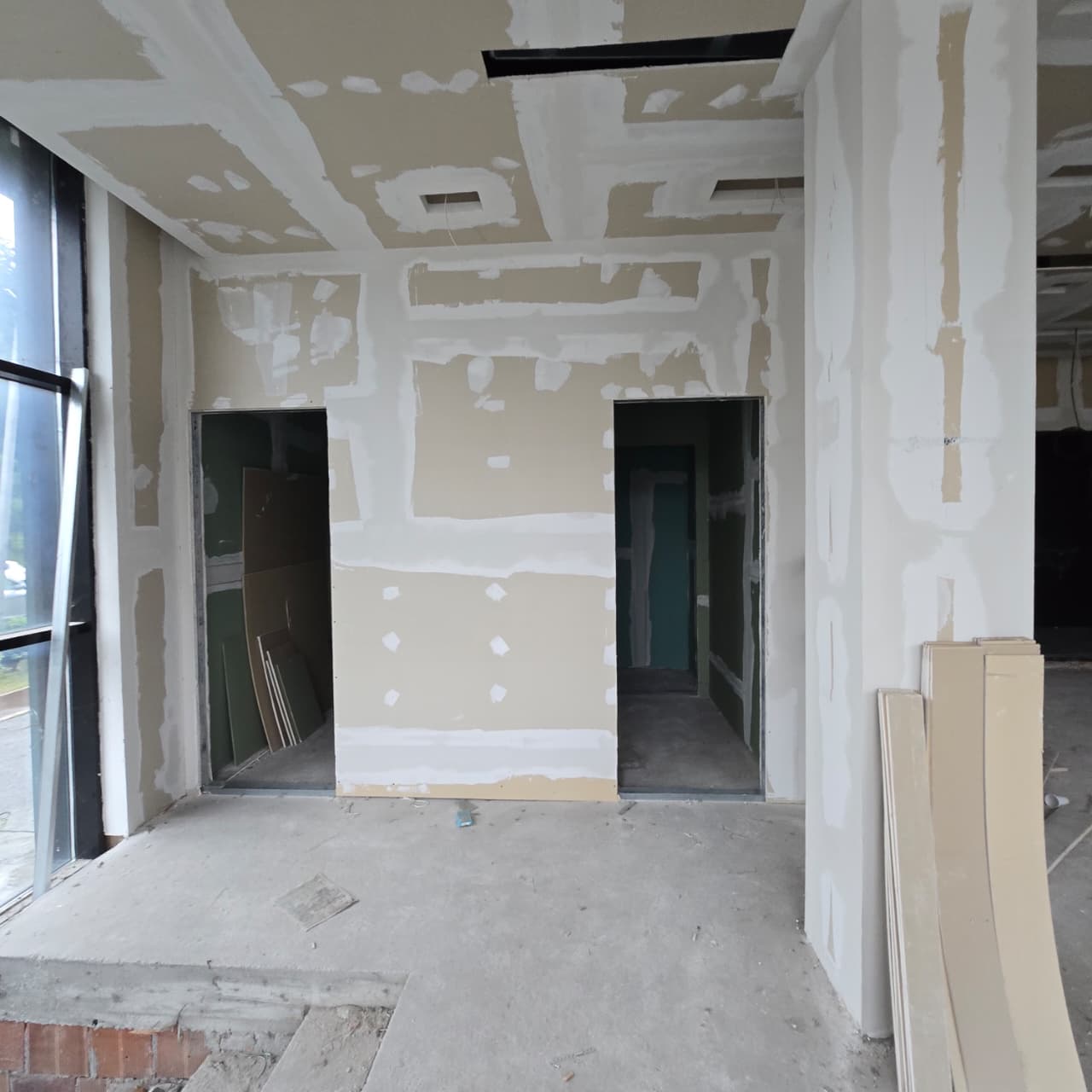 business space for rent Podgorica, commercial premises city center Podgorica, 125 m2 business space Podgorica, office for rent in the heart of Podgorica, multipurpose commercial space Montenegro, local for rent city center Podgorica, space with two bathrooms Podgorica, business space with ventilation system Podgorica, grey zone space for fit-out Podgorica, high visibility location Podgorica, rental commercial property Montenegro, poslovni prostor izdavanje Podgorica centar, lokal u srcu grada Podgorica, poslovni prostor 125m2 Podgorica, višefunkcionalni poslovni prostor Podgorica, lokal za kancelarije i usluge Podgorica,violet investment, violet investment montenegro