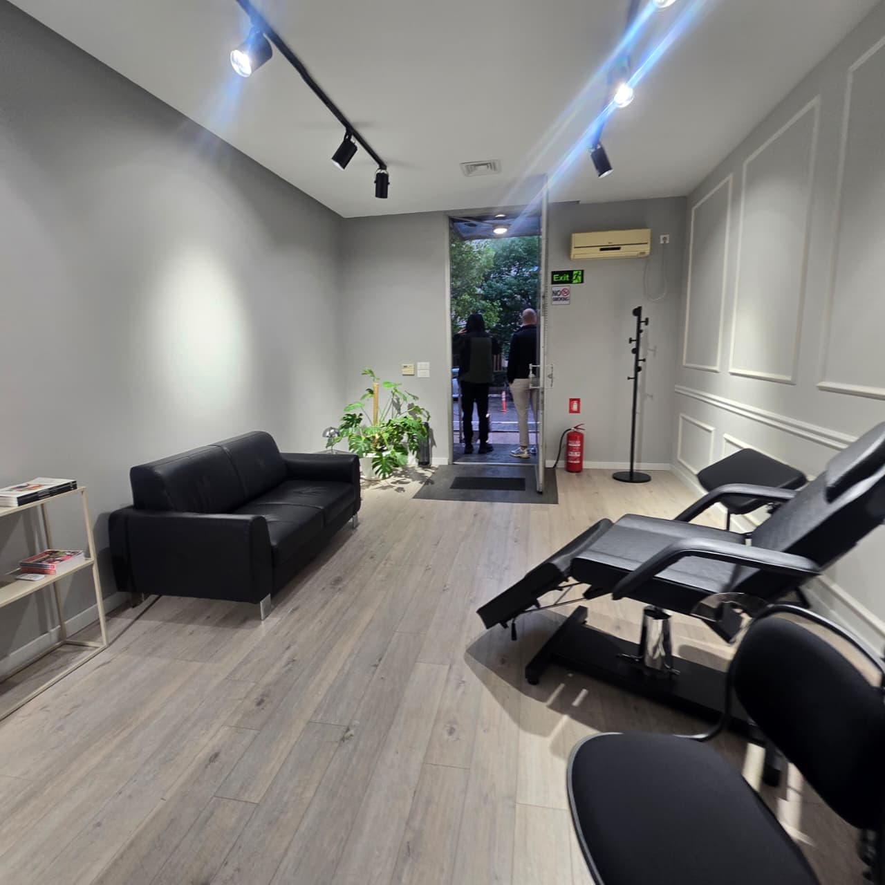 business space for rent Podgorica, commercial property city center Podgorica, office for rent Podgorica, 55 m2 business premises Podgorica, first line to the road Podgorica, local for rent center Podgorica, two-entrance commercial space Podgorica, renovated business space Podgorica, ready to move in office Podgorica, rental commercial Montenegro, poslovni prostor izdavanje Podgorica, izdavanje lokala centar Podgorice, poslovni prostor prva linija ulice Podgorica, renoviran poslovni prostor Podgorica, lokal sa dva ulaza Podgorica,violet investment,violet investment montenegro