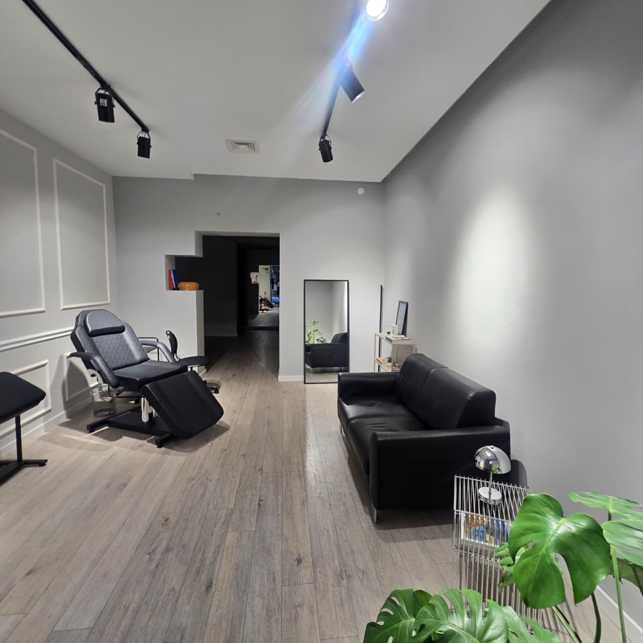 business space for rent Podgorica, commercial property city center Podgorica, office for rent Podgorica, 55 m2 business premises Podgorica, first line to the road Podgorica, local for rent center Podgorica, two-entrance commercial space Podgorica, renovated business space Podgorica, ready to move in office Podgorica, rental commercial Montenegro, poslovni prostor izdavanje Podgorica, izdavanje lokala centar Podgorice, poslovni prostor prva linija ulice Podgorica, renoviran poslovni prostor Podgorica, lokal sa dva ulaza Podgorica,violet investment,violet investment montenegro