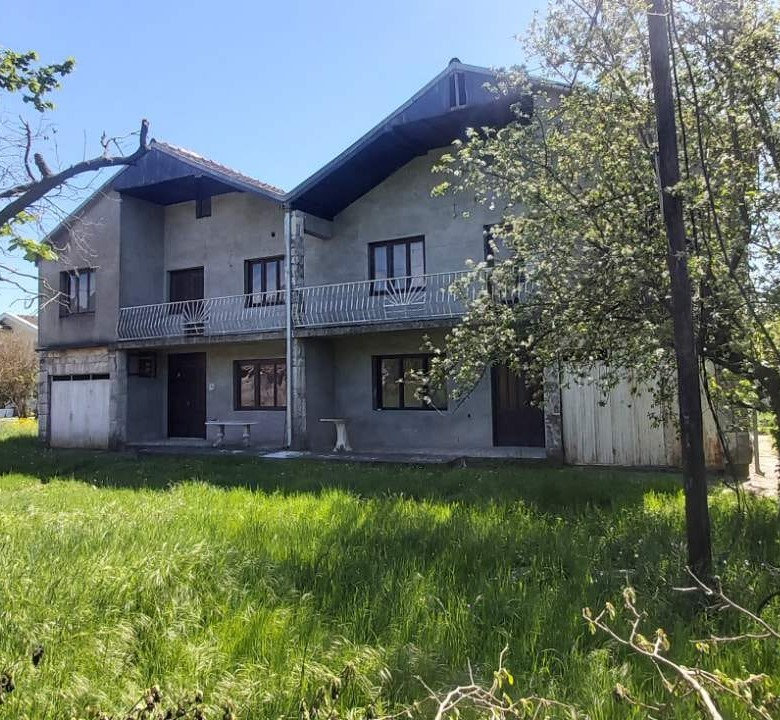 Large Two-Unit House with Big Plot, Garages & Auxiliary Building – Pažići, near Danilovgrad (360 m² + 2,341 m² Land)