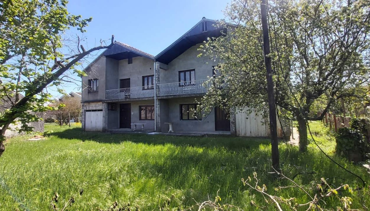 house for sale Danilovgrad, Pažići house with land, 360 m2 house with 2341 m2 plot, two-unit house Montenegro, semi-detached house Danilovgrad, house with garages for each unit, property near railway station Danilovgrad, large family house Montenegro, house with auxiliary building registered, multi-family home for sale Montenegro, investment property Danilovgrad, nekretnine Danilovgrad prodaja, kuća Pažići Danilovgrad, kuća sa velikom parcelom Crna Gora, dvoetažna kuća sa potkrovljem, kuća podijeljena na dva stana, kuća 1/1 bez tereta, porodična kuća sa garažama Danilovgrad, violet investment, violet investment montenegro