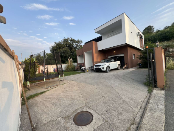 house for sale Podgorica, house for sale Gornja Gorica, family house Podgorica, modern house Podgorica, American style house Montenegro, 260 m2 house Podgorica, 180 m2 living space Podgorica, 640 m2 plot Podgorica, 3 bedroom house Podgorica, house with office Podgorica, central heating pellet Podgorica, Fujitsu air conditioning Podgorica, landscaped yard Podgorica, fenced property Podgorica, house with garage Podgorica, house with terraces Podgorica, modern family home Podgorica, real estate Podgorica, property for sale Montenegro, Gornja Gorica real estate, house built 2019 Podgorica, legal house with permits Podgorica, decorative garden Podgorica, Violet Investment Podgorica, Violet Investment house for sale, Violet Investment Gornja Gorica,violeti investment,violetinvestment,violet investment montenegro